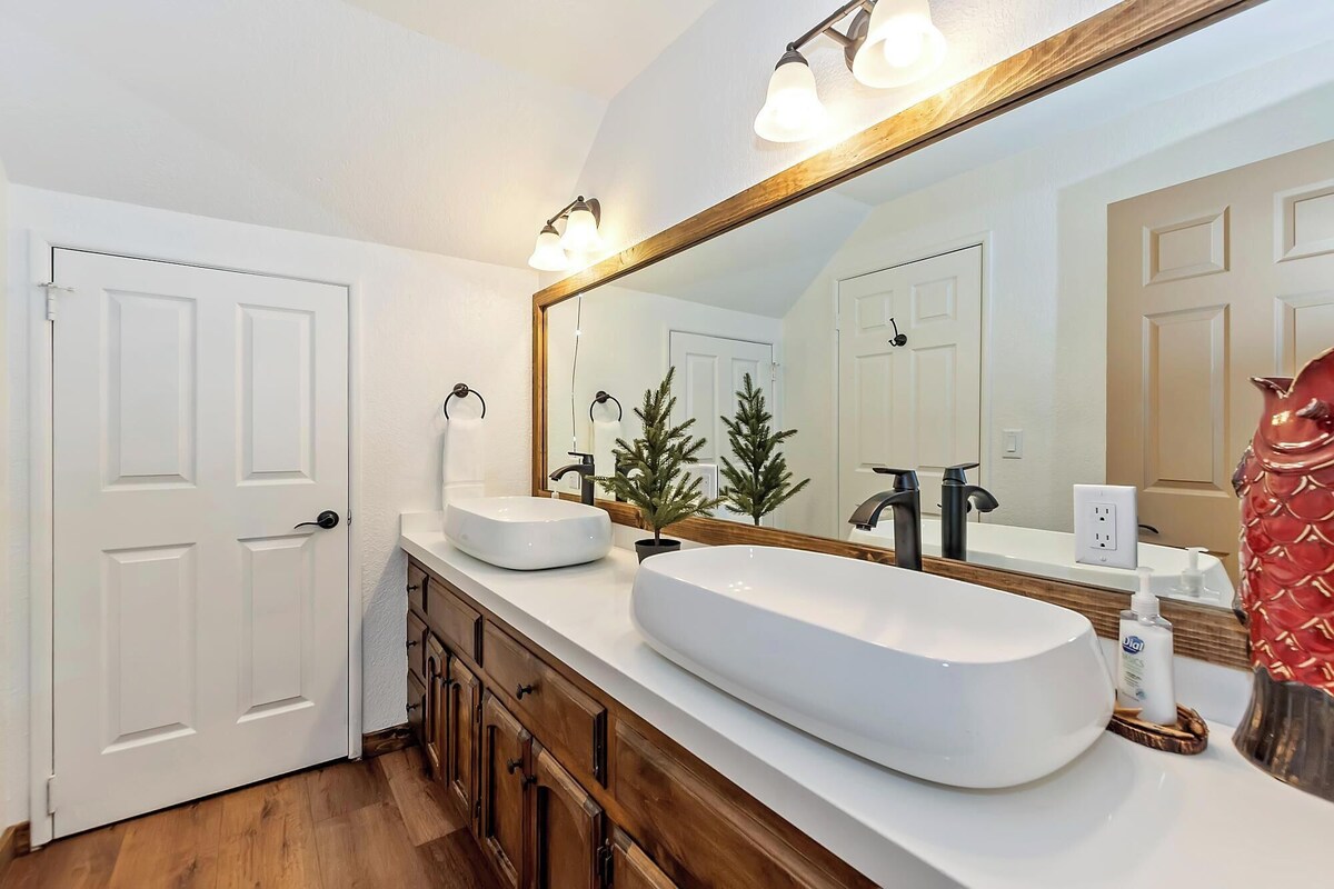 Photo 45 of Dreamwood Lodge by Destination Big Bear : Close to Bear Mountain! Movie Theater! 3 En-Suite Bedrooms!