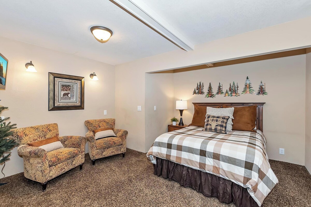 Photo 26 of Dreamwood Lodge by Destination Big Bear : Close to Bear Mountain! Movie Theater! 3 En-Suite Bedrooms!