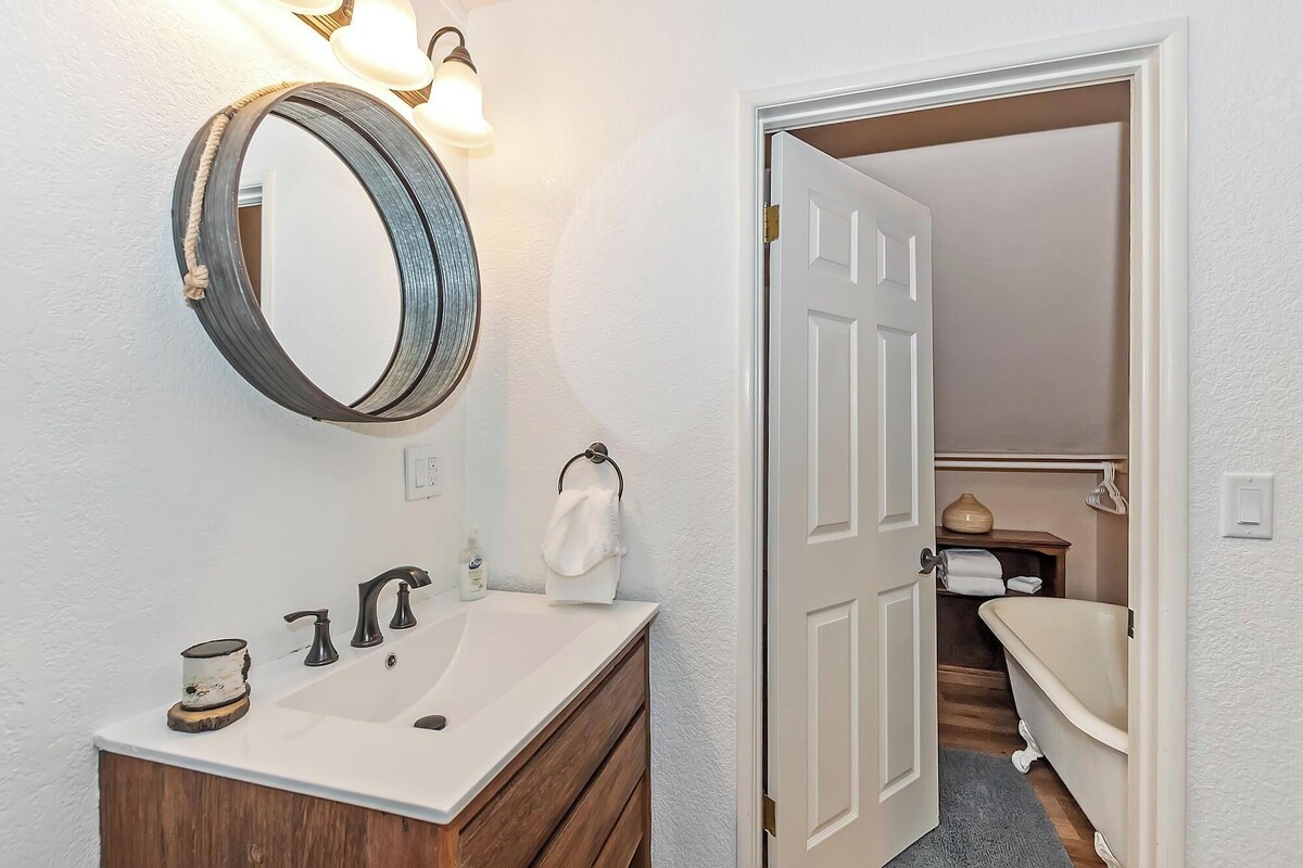 Photo 40 of Dreamwood Lodge by Destination Big Bear : Close to Bear Mountain! Movie Theater! 3 En-Suite Bedrooms!