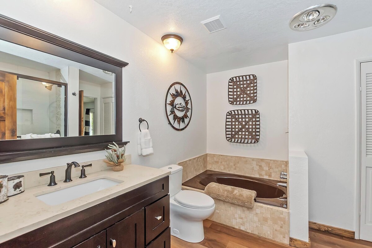 Photo 28 of Dreamwood Lodge by Destination Big Bear : Close to Bear Mountain! Movie Theater! 3 En-Suite Bedrooms!