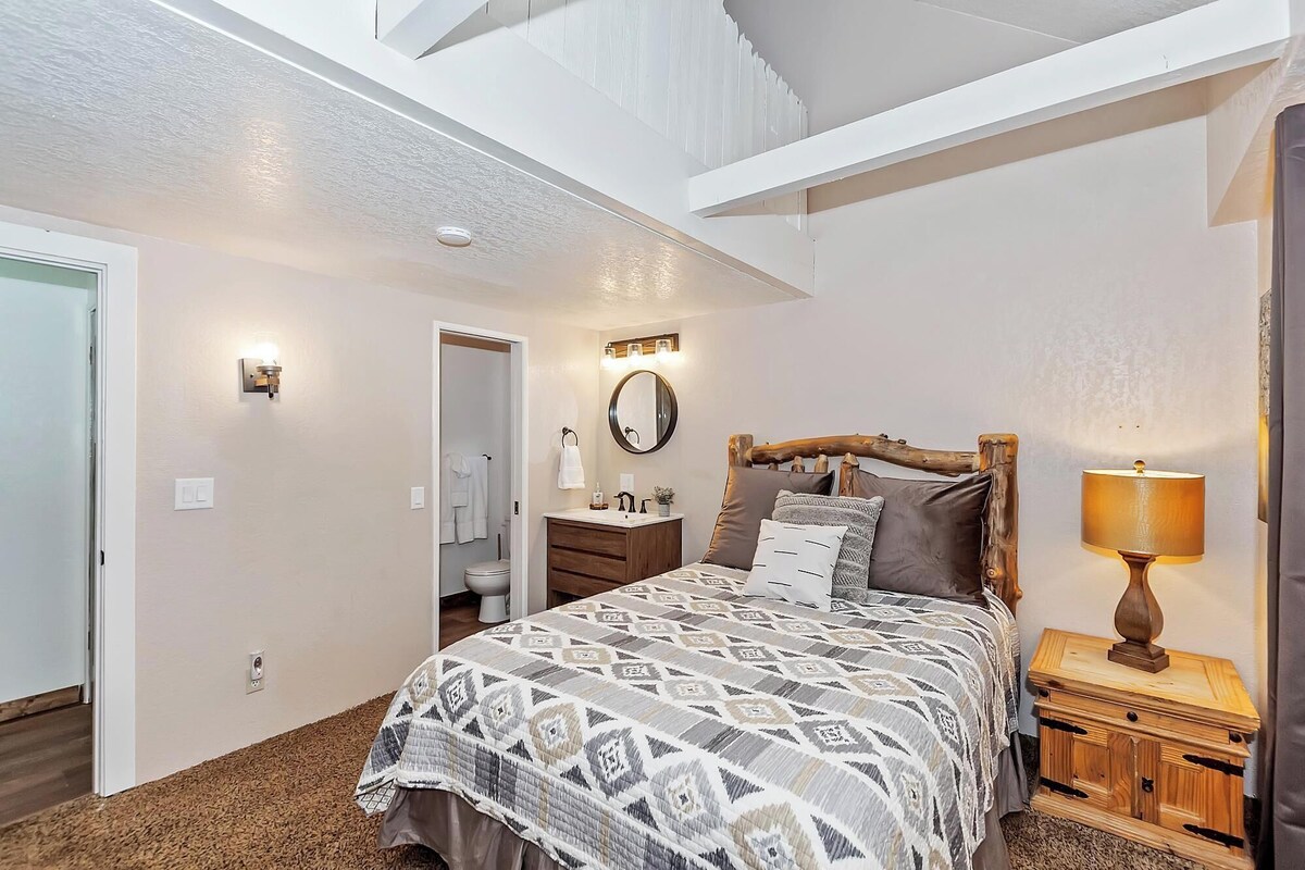 Photo 35 of Dreamwood Lodge by Destination Big Bear : Close to Bear Mountain! Movie Theater! 3 En-Suite Bedrooms!