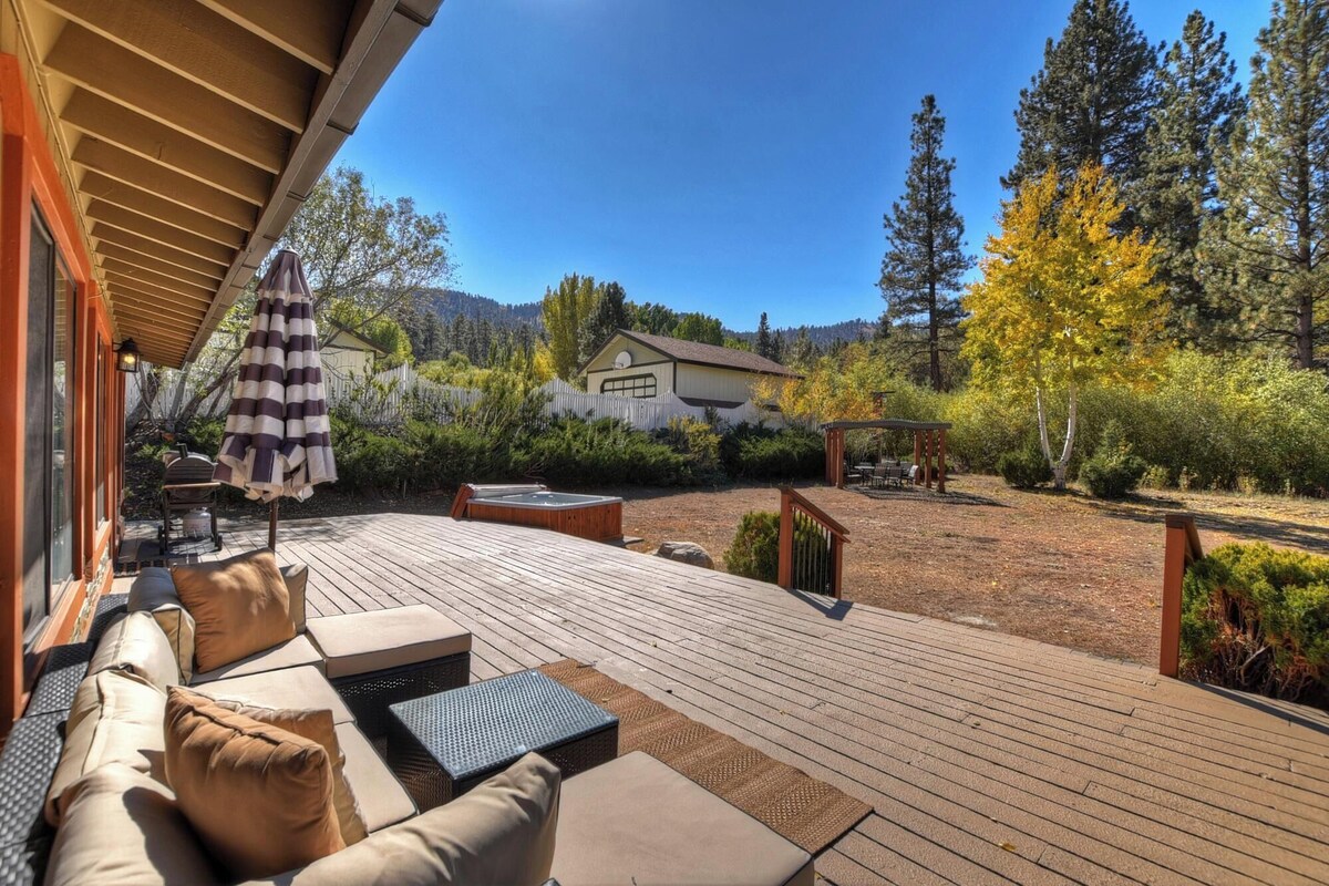 Photo 60 of Dreamwood Lodge by Destination Big Bear : Close to Bear Mountain! Movie Theater! 3 En-Suite Bedrooms!