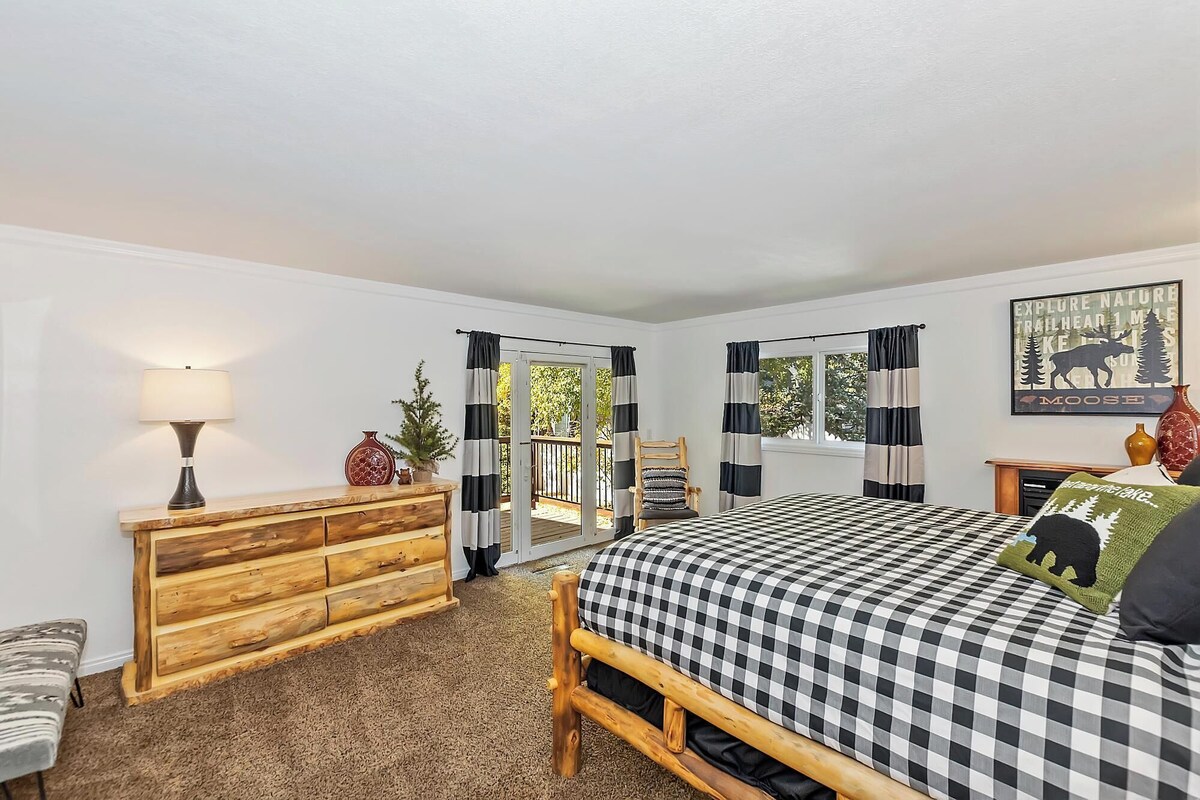 Photo 30 of Dreamwood Lodge by Destination Big Bear : Close to Bear Mountain! Movie Theater! 3 En-Suite Bedrooms!