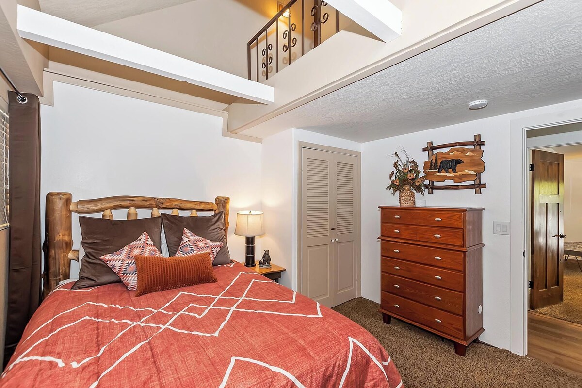 Photo 34 of Dreamwood Lodge by Destination Big Bear : Close to Bear Mountain! Movie Theater! 3 En-Suite Bedrooms!