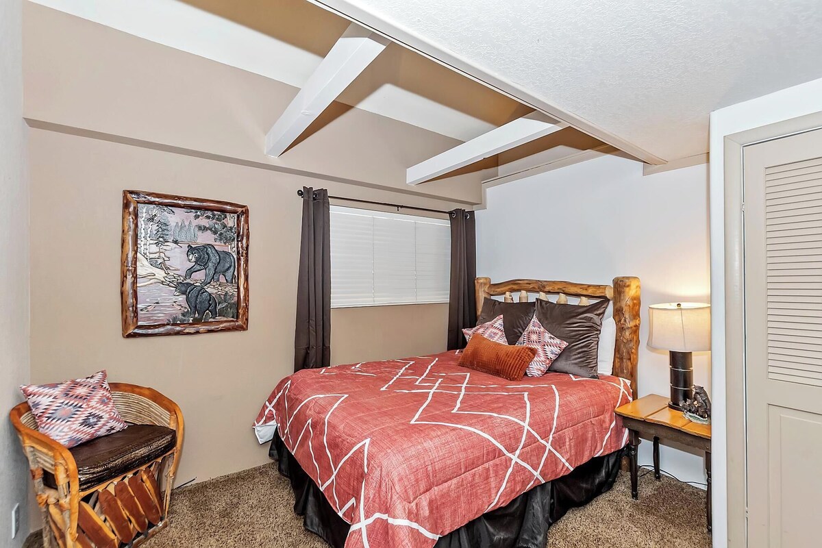 Photo 33 of Dreamwood Lodge by Destination Big Bear : Close to Bear Mountain! Movie Theater! 3 En-Suite Bedrooms!
