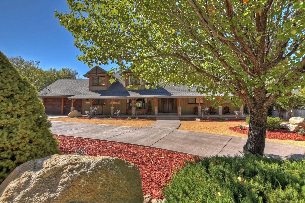 Photo 69 of Dreamwood Lodge by Destination Big Bear : Close to Bear Mountain! Movie Theater! 3 En-Suite Bedrooms!