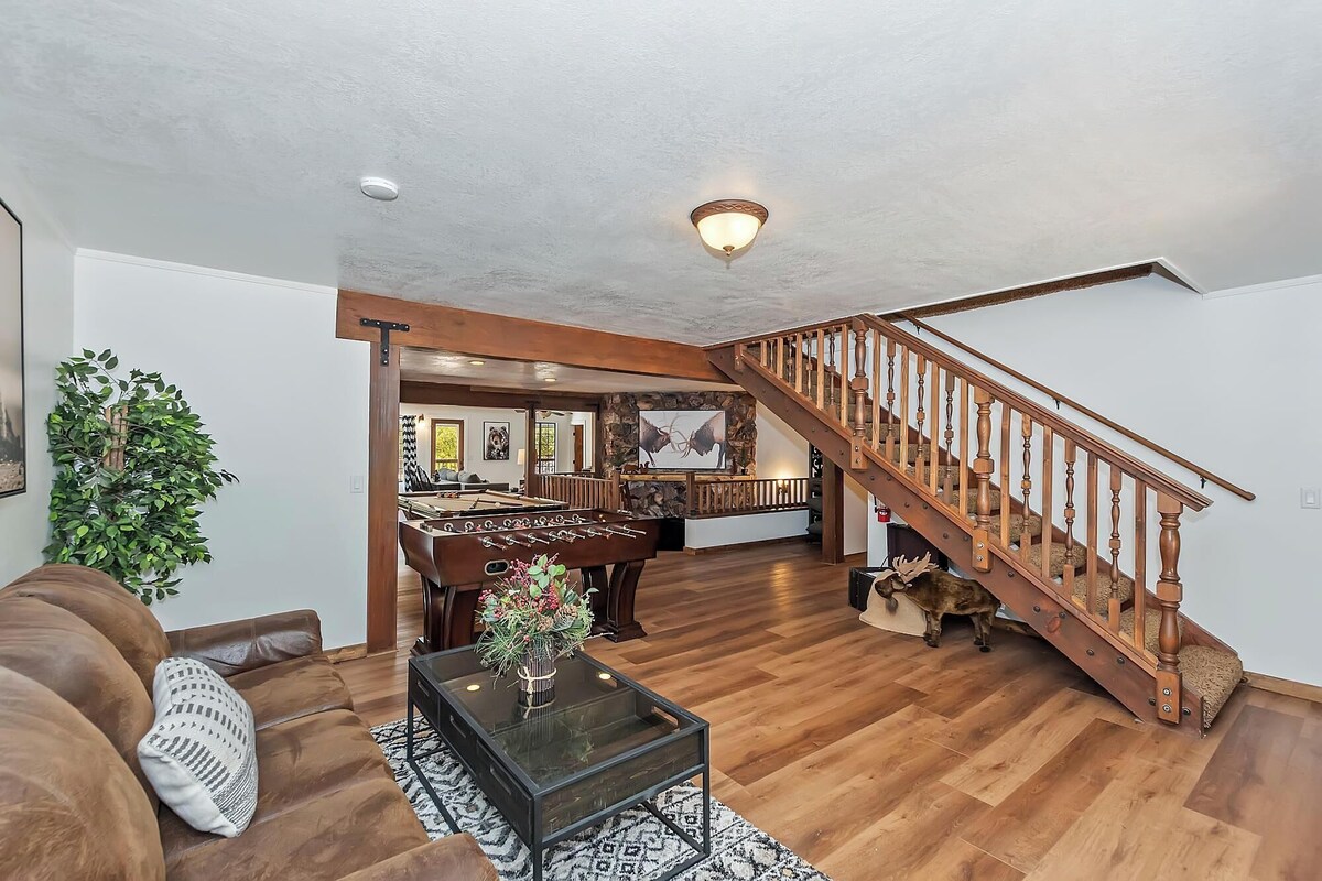 Photo 23 of Dreamwood Lodge by Destination Big Bear : Close to Bear Mountain! Movie Theater! 3 En-Suite Bedrooms!
