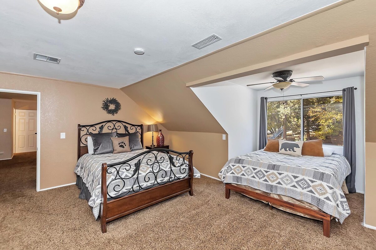 Photo 39 of Dreamwood Lodge by Destination Big Bear : Close to Bear Mountain! Movie Theater! 3 En-Suite Bedrooms!