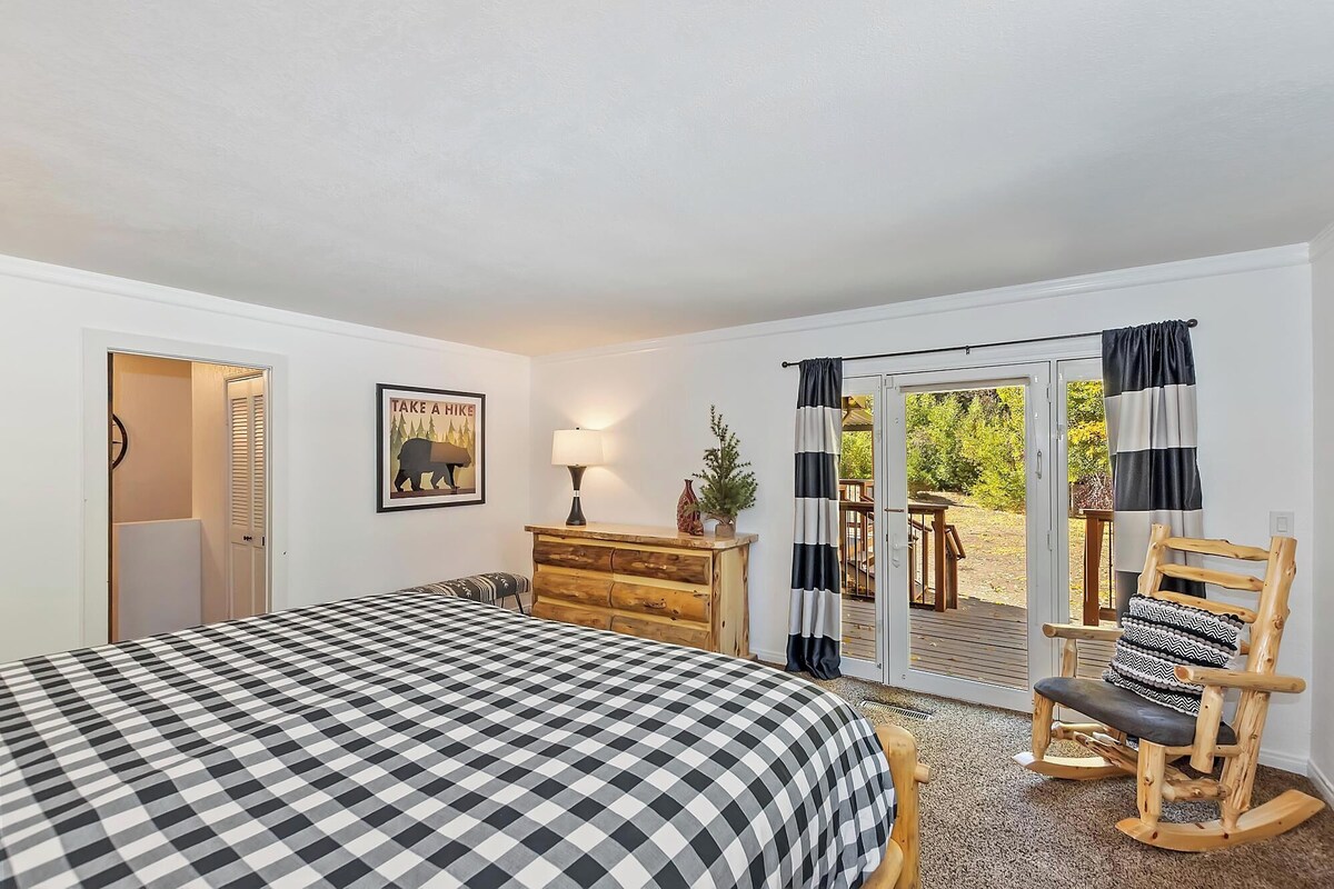 Photo 27 of Dreamwood Lodge by Destination Big Bear : Close to Bear Mountain! Movie Theater! 3 En-Suite Bedrooms!