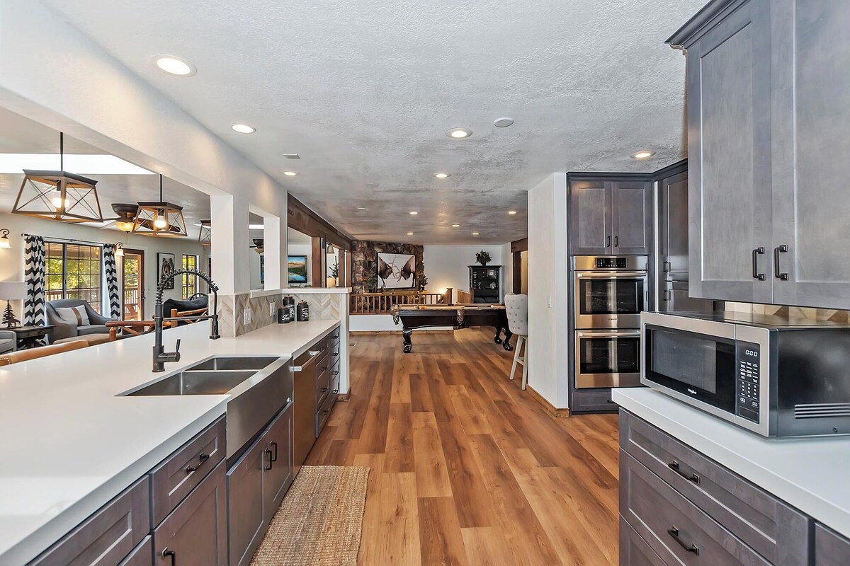 Photo 14 of Dreamwood Lodge by Destination Big Bear : Close to Bear Mountain! Movie Theater! 3 En-Suite Bedrooms!