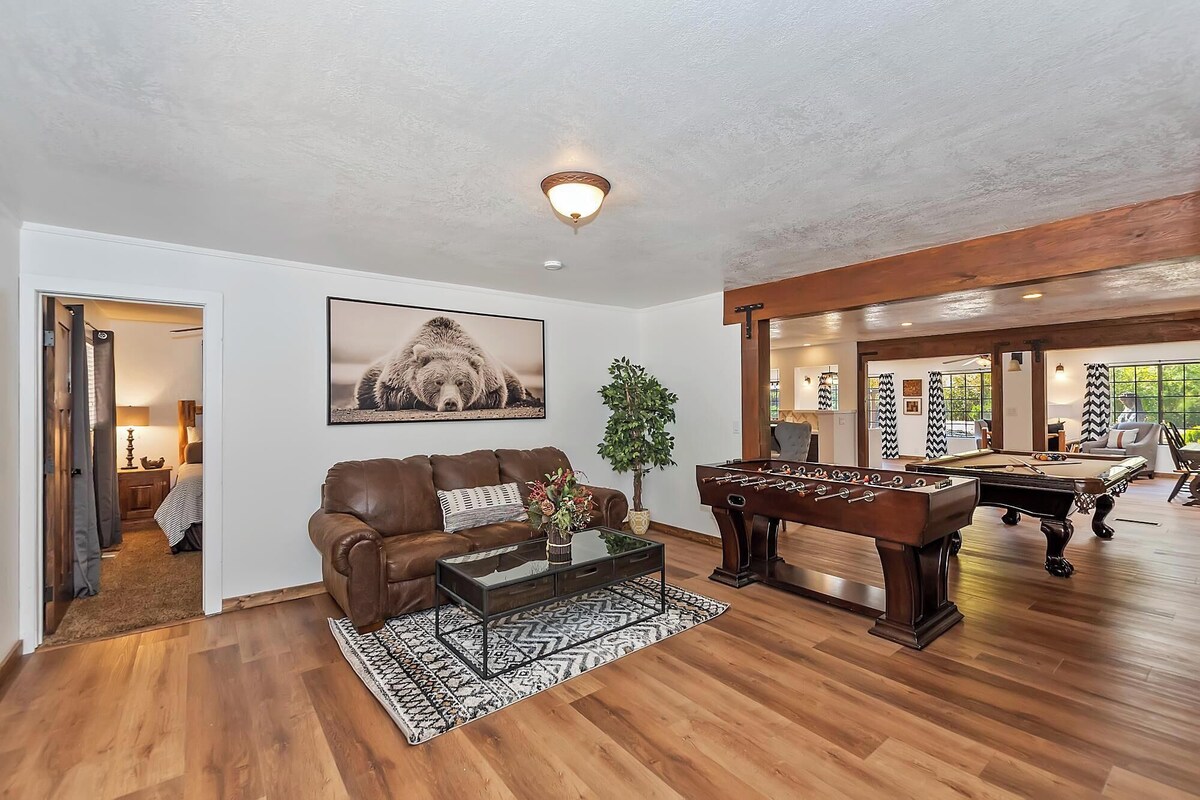 Photo 2 of Dreamwood Lodge by Destination Big Bear : Close to Bear Mountain! Movie Theater! 3 En-Suite Bedrooms!
