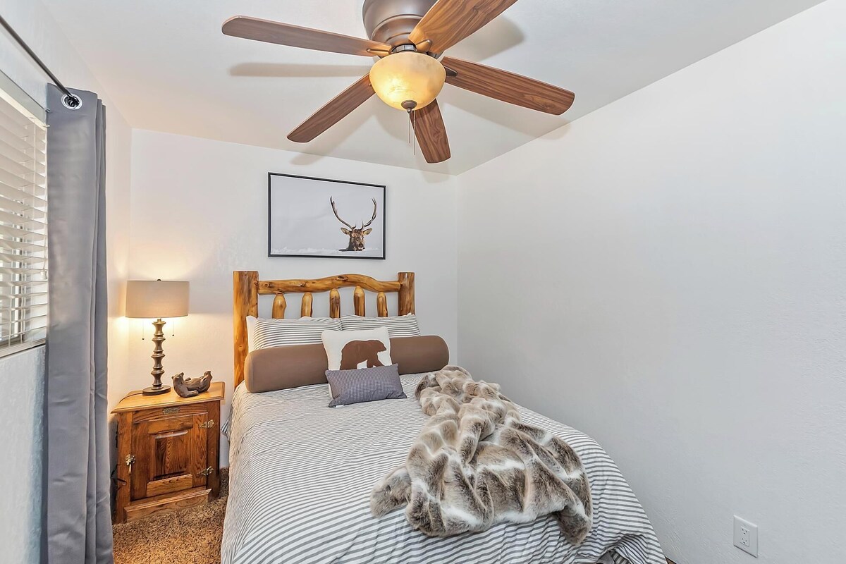 Photo 46 of Dreamwood Lodge by Destination Big Bear : Close to Bear Mountain! Movie Theater! 3 En-Suite Bedrooms!