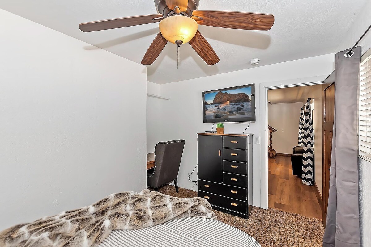 Photo 47 of Dreamwood Lodge by Destination Big Bear : Close to Bear Mountain! Movie Theater! 3 En-Suite Bedrooms!