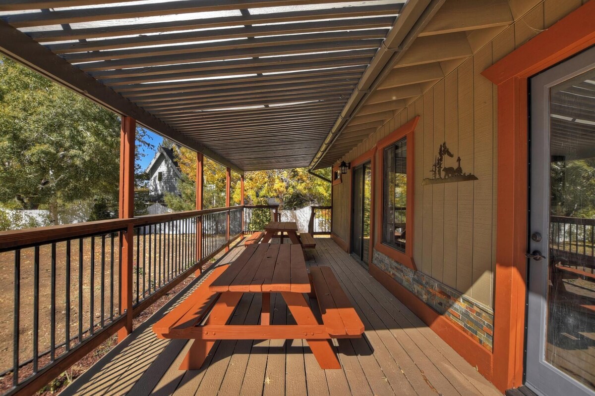 Photo 57 of Dreamwood Lodge by Destination Big Bear : Close to Bear Mountain! Movie Theater! 3 En-Suite Bedrooms!