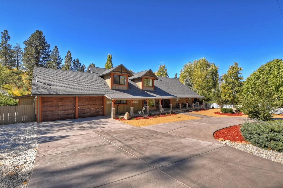 Photo 5 of Dreamwood Lodge by Destination Big Bear : Close to Bear Mountain! Movie Theater! 3 En-Suite Bedrooms!