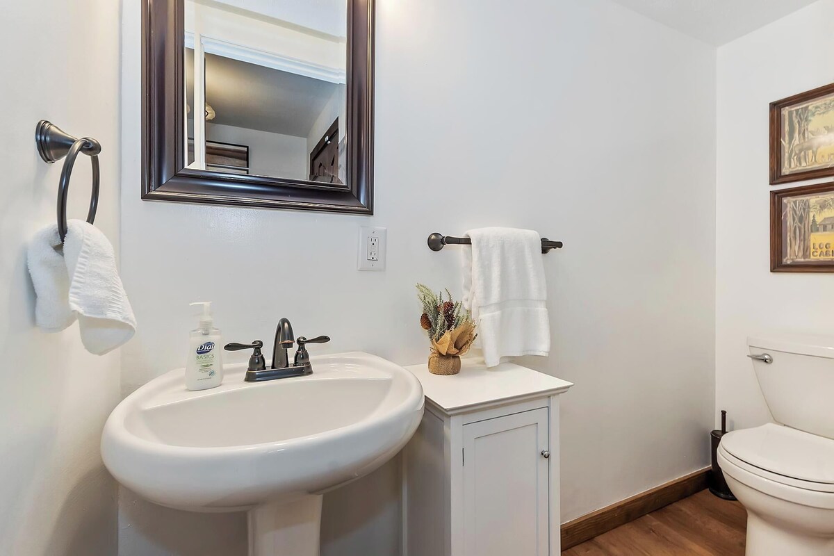 Photo 54 of Dreamwood Lodge by Destination Big Bear : Close to Bear Mountain! Movie Theater! 3 En-Suite Bedrooms!