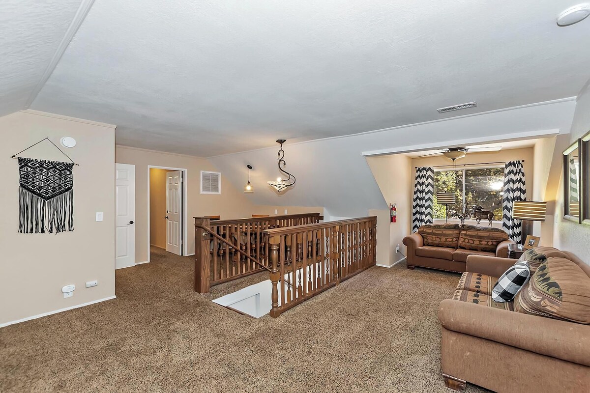 Photo 48 of Dreamwood Lodge by Destination Big Bear : Close to Bear Mountain! Movie Theater! 3 En-Suite Bedrooms!