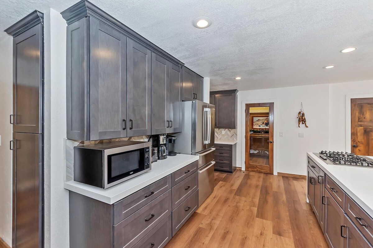 Photo 15 of Dreamwood Lodge by Destination Big Bear : Close to Bear Mountain! Movie Theater! 3 En-Suite Bedrooms!