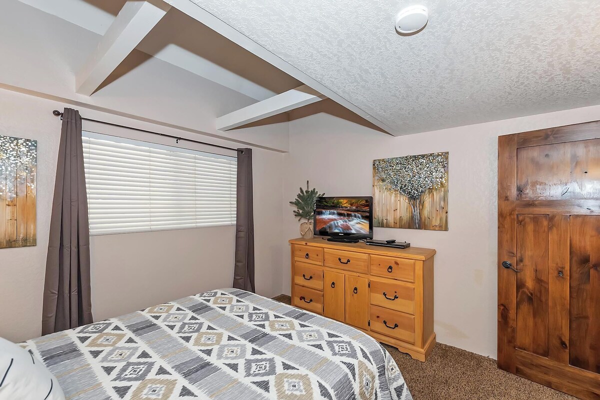 Photo 37 of Dreamwood Lodge by Destination Big Bear : Close to Bear Mountain! Movie Theater! 3 En-Suite Bedrooms!