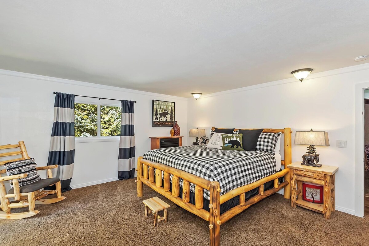Photo 31 of Dreamwood Lodge by Destination Big Bear : Close to Bear Mountain! Movie Theater! 3 En-Suite Bedrooms!