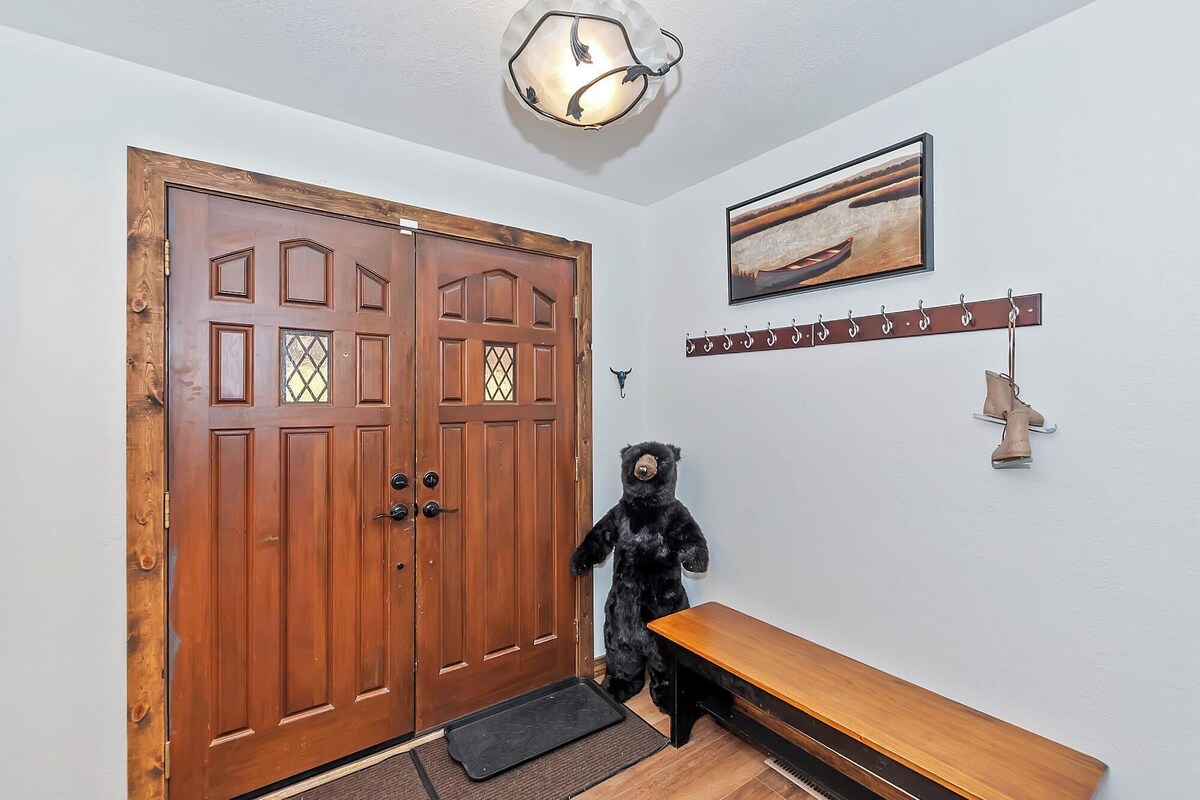 Photo 6 of Dreamwood Lodge by Destination Big Bear : Close to Bear Mountain! Movie Theater! 3 En-Suite Bedrooms!