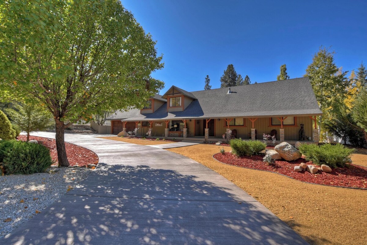 Photo 68 of Dreamwood Lodge by Destination Big Bear : Close to Bear Mountain! Movie Theater! 3 En-Suite Bedrooms!