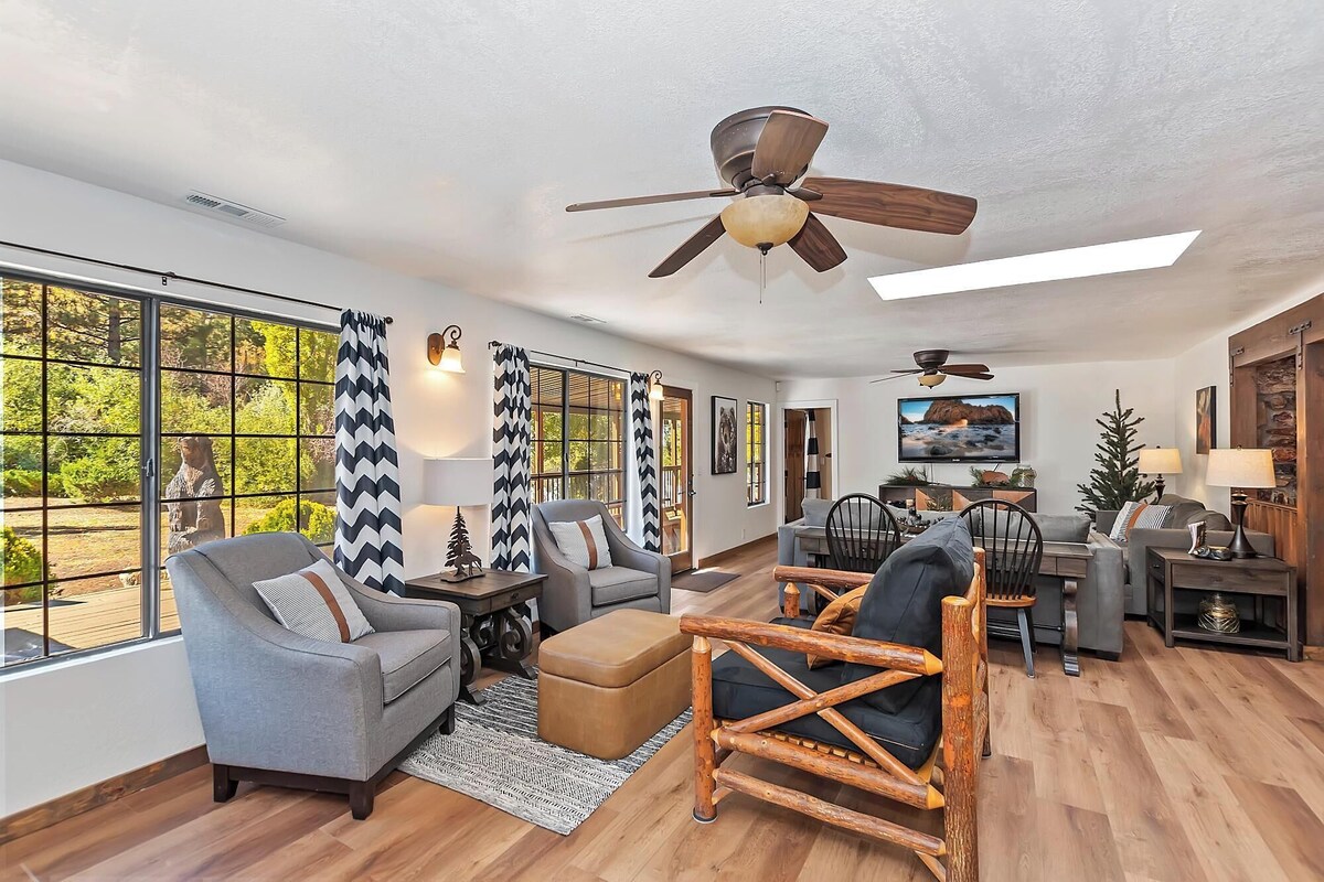 Photo 19 of Dreamwood Lodge by Destination Big Bear : Close to Bear Mountain! Movie Theater! 3 En-Suite Bedrooms!