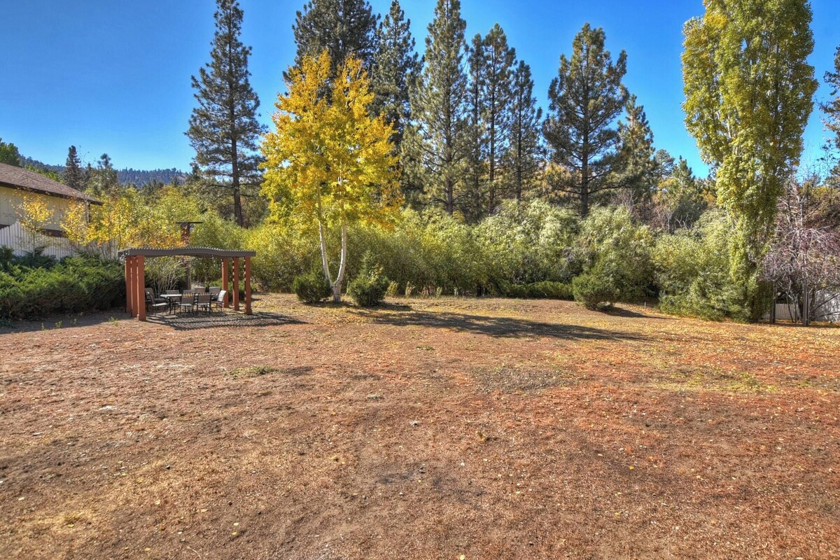 Photo 61 of Dreamwood Lodge by Destination Big Bear : Close to Bear Mountain! Movie Theater! 3 En-Suite Bedrooms!