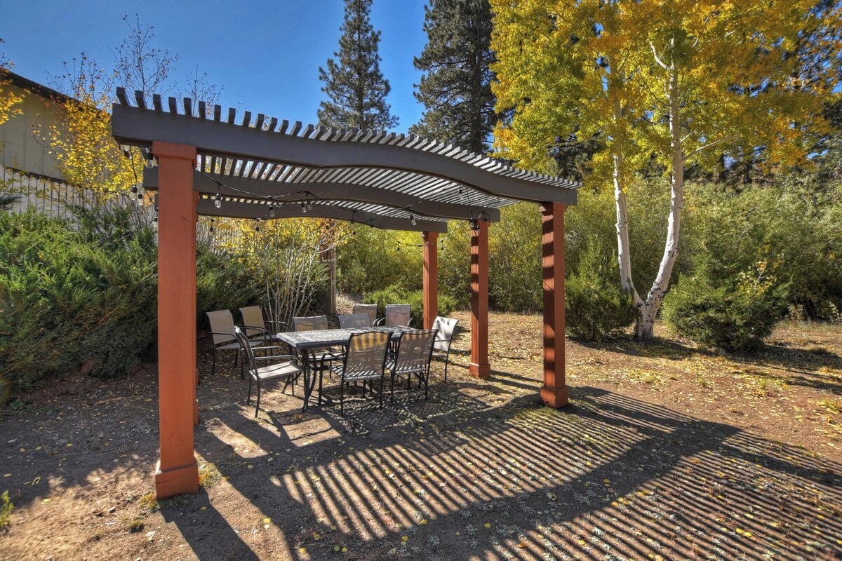 Photo 64 of Dreamwood Lodge by Destination Big Bear : Close to Bear Mountain! Movie Theater! 3 En-Suite Bedrooms!