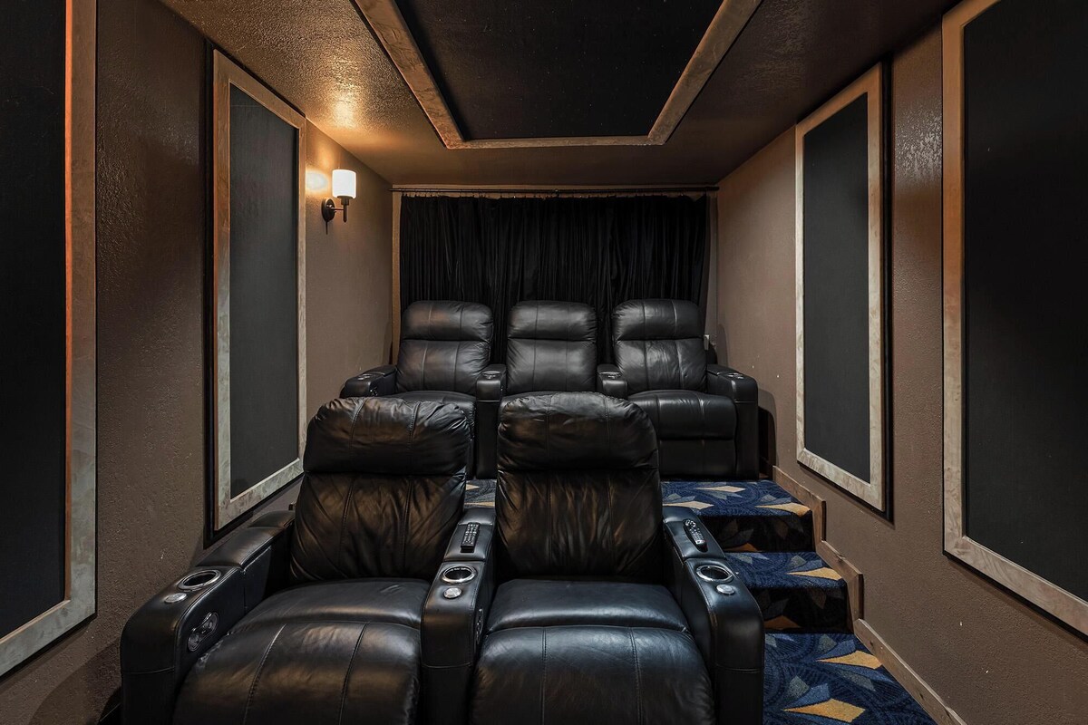 Photo 52 of Dreamwood Lodge by Destination Big Bear : Close to Bear Mountain! Movie Theater! 3 En-Suite Bedrooms!
