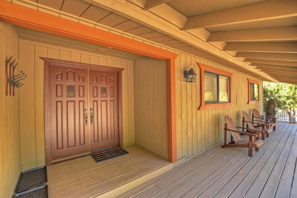 Photo 66 of Dreamwood Lodge by Destination Big Bear : Close to Bear Mountain! Movie Theater! 3 En-Suite Bedrooms!