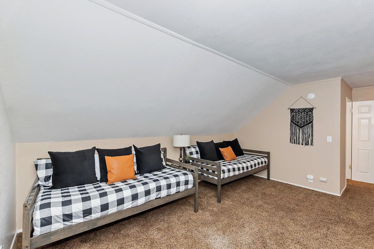 Photo 49 of Dreamwood Lodge by Destination Big Bear : Close to Bear Mountain! Movie Theater! 3 En-Suite Bedrooms!