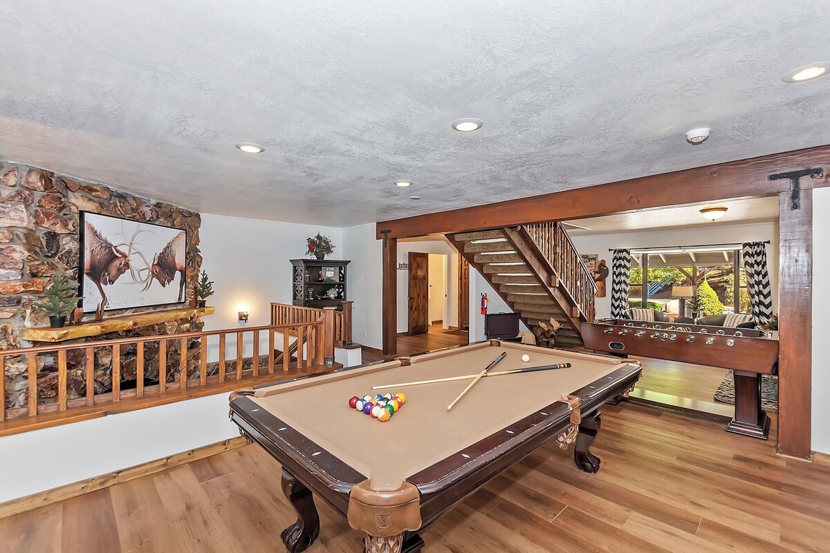 Photo 8 of Dreamwood Lodge by Destination Big Bear : Close to Bear Mountain! Movie Theater! 3 En-Suite Bedrooms!