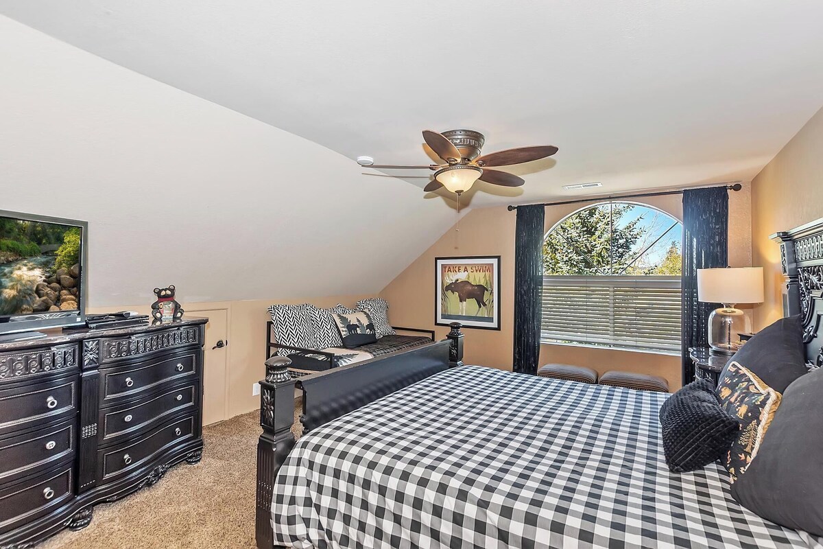 Photo 44 of Dreamwood Lodge by Destination Big Bear : Close to Bear Mountain! Movie Theater! 3 En-Suite Bedrooms!