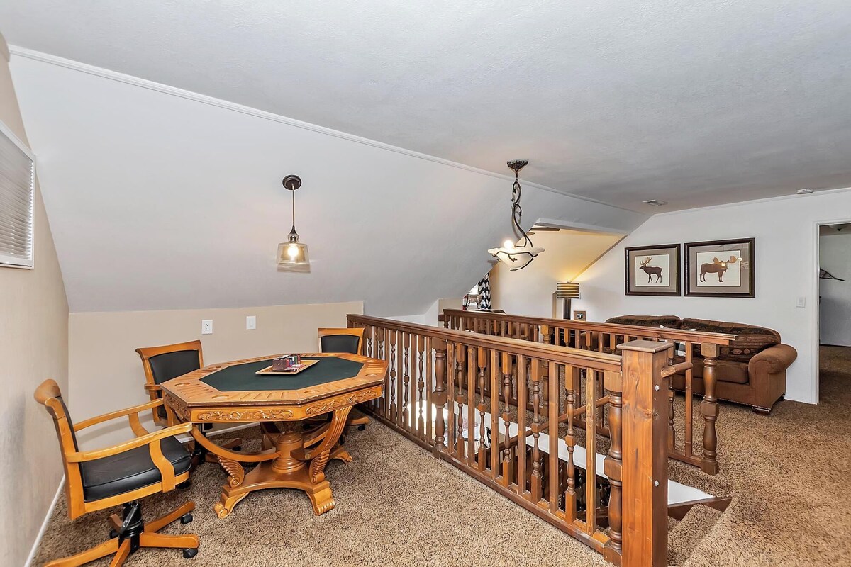 Photo 50 of Dreamwood Lodge by Destination Big Bear : Close to Bear Mountain! Movie Theater! 3 En-Suite Bedrooms!