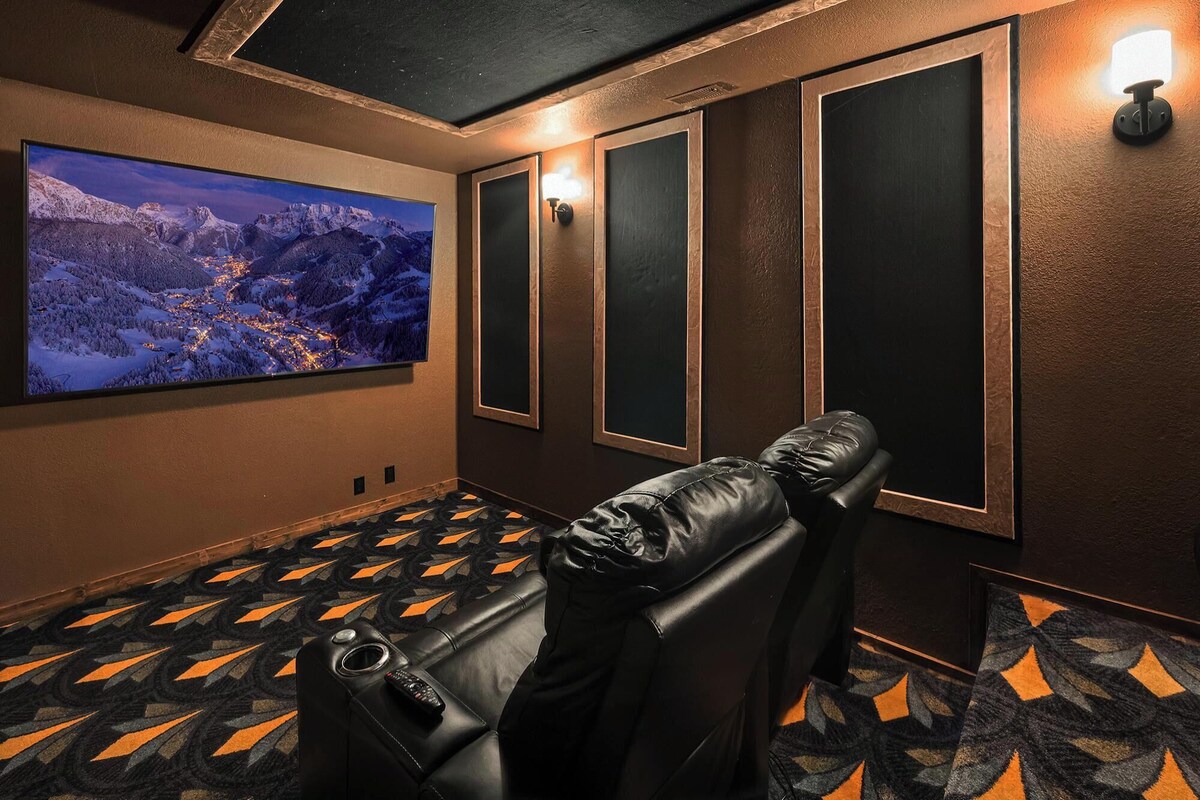 Photo 51 of Dreamwood Lodge by Destination Big Bear : Close to Bear Mountain! Movie Theater! 3 En-Suite Bedrooms!