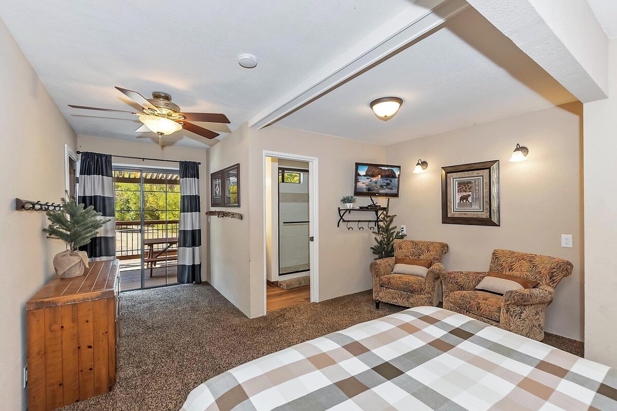 Photo 24 of Dreamwood Lodge by Destination Big Bear : Close to Bear Mountain! Movie Theater! 3 En-Suite Bedrooms!