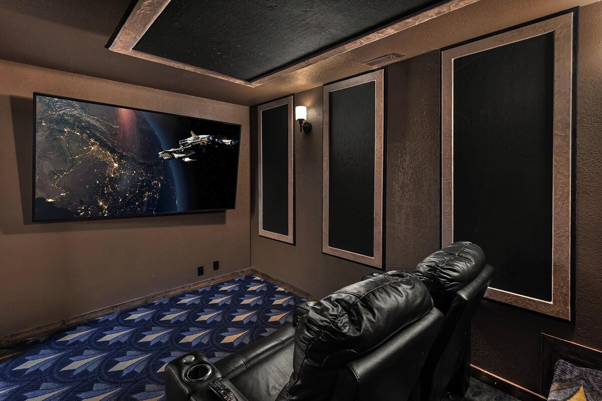 Photo 53 of Dreamwood Lodge by Destination Big Bear : Close to Bear Mountain! Movie Theater! 3 En-Suite Bedrooms!