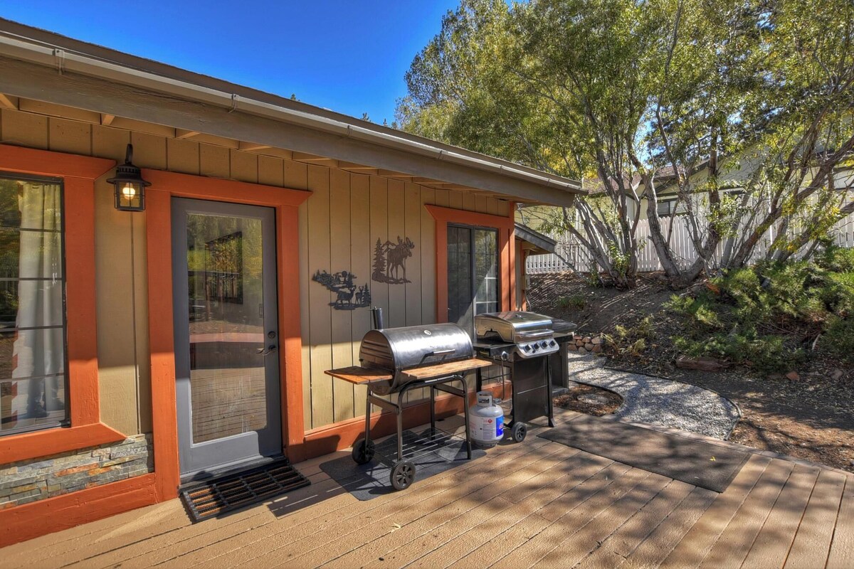Photo 59 of Dreamwood Lodge by Destination Big Bear : Close to Bear Mountain! Movie Theater! 3 En-Suite Bedrooms!
