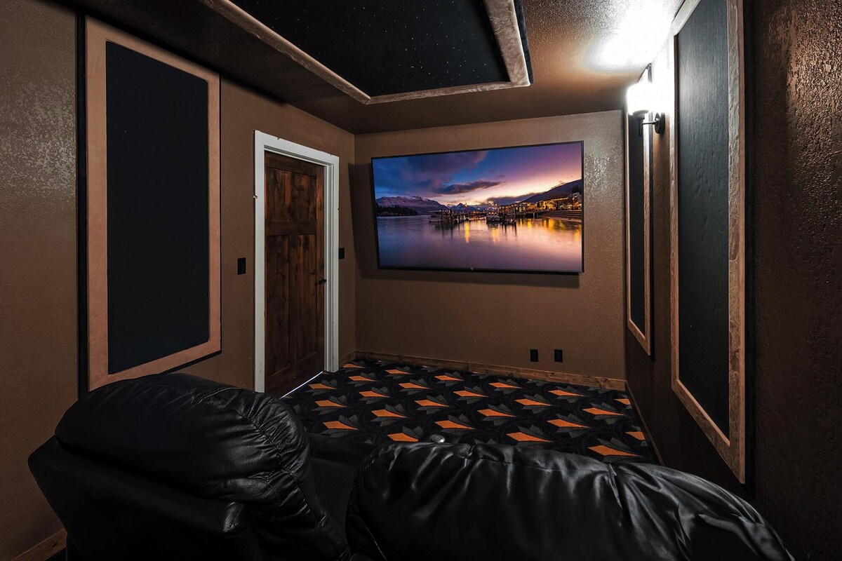 Photo 4 of Dreamwood Lodge by Destination Big Bear : Close to Bear Mountain! Movie Theater! 3 En-Suite Bedrooms!