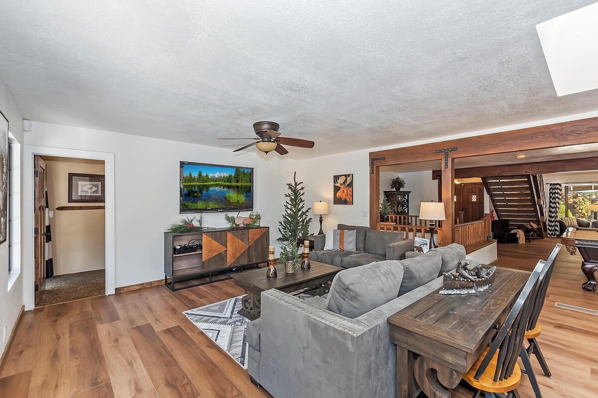 Photo 20 of Dreamwood Lodge by Destination Big Bear : Close to Bear Mountain! Movie Theater! 3 En-Suite Bedrooms!