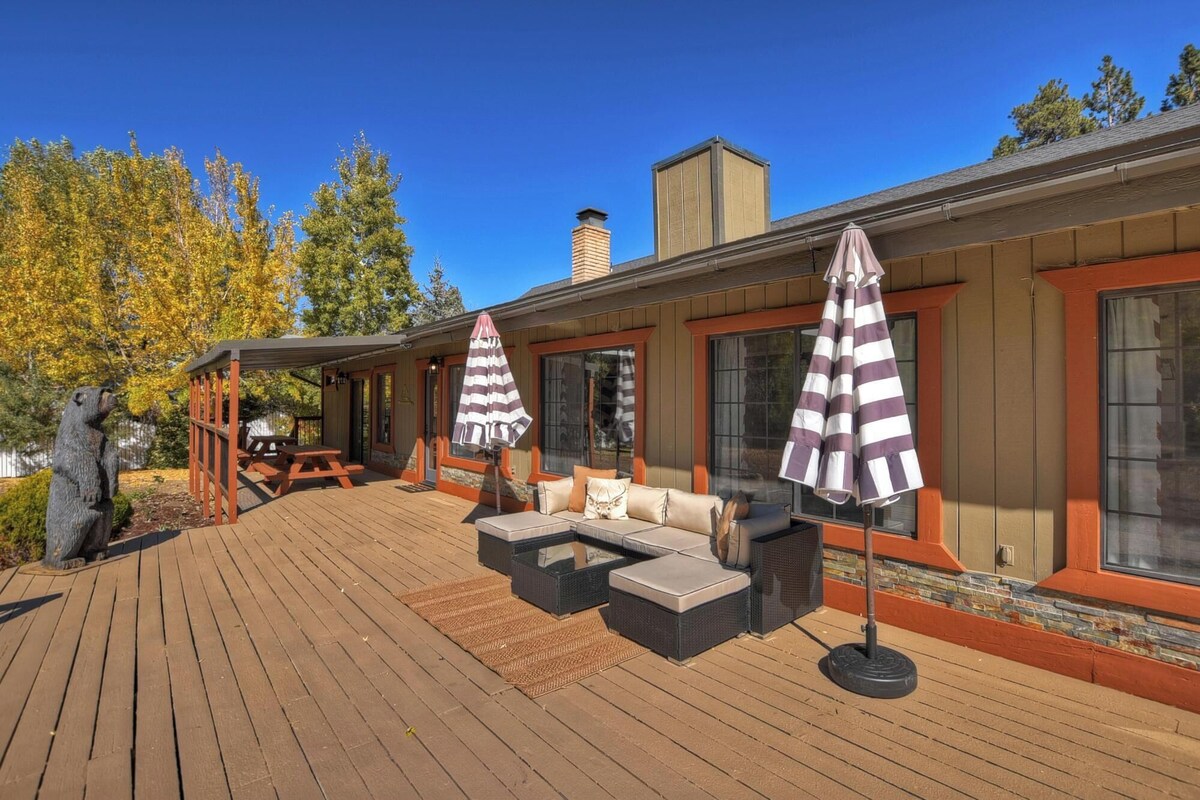 Photo 58 of Dreamwood Lodge by Destination Big Bear : Close to Bear Mountain! Movie Theater! 3 En-Suite Bedrooms!
