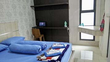 1 bedroom, desk, iron/ironing board, internet