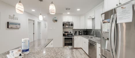 Køleskab, mikrobølgeovn, ovn, kogeplade