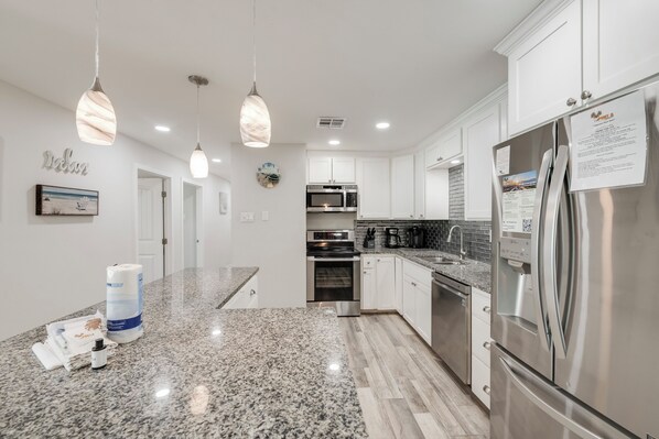 ثلاجة، ميكروويف، فرن، موقد طهي مسطح