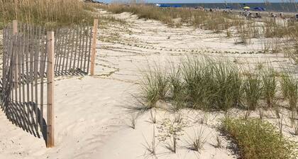 Oceanside Resort! King Master Suite, Sleeps 6, Walk to the Beach!