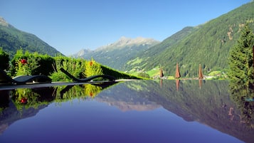 Außenpool, Infinity-Pool, Liegestühle