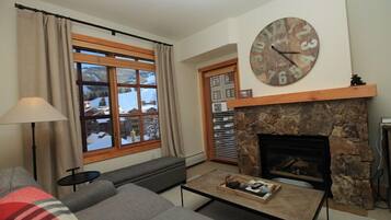 Televisio, takka, DVD-soitin