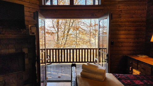 Blue Jay’s Perch | Cabin w/ Loft + Jetted Tub + Biltmore Pass