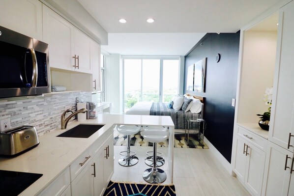 Refrigerador, microondas, parrilla de estufa y lavavajillas